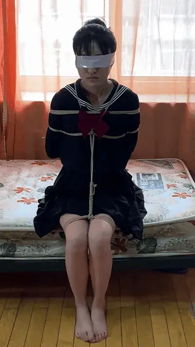 玩奴原创之糖糖裸足裸腿日式连腿缚，美腿黑色jk制服，丝袜套头口环挣扎，喘息呻吟，定拍和谐交流约绑教程请加805351328  