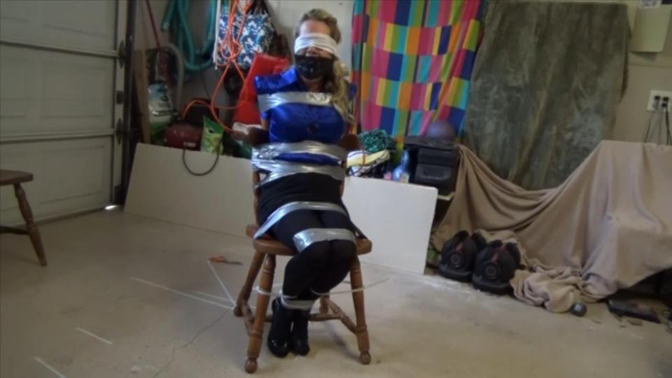 COCK TEASE MILF TUTOR BOUND, GAGGED & GROPED_HD 漂亮的米尔夫家庭教师阿鲁拉·斯凯坐在椅子上，两腿交叉着。她在和一个朋友通电话，说她是如何把一个学生绑了好几个小时，并从中得到了很多乐趣。突然有人溜到她后面把她撞倒了。这位身材魁梧的金发女郎醒来时，身上裹着胶带和拉链，紧紧地塞住嘴巴，蒙着眼睛。她的手臂被紧紧地包裹在身后，胶带缠绕在她的大腿、膝盖和脚踝以及大[不可描述]的上方和下方。残酷的拉链添加到录音手腕和连接她的脚踝拉链椅子横档。她漂亮的嘴巴塞得满满的。当她苏醒过来时，她开始挣扎，哭泣。阿鲁拉不知道是谁对她做的，她吓坏了Pretty MILF tutor Allura Skye is sitting in a chair legs crossed.  She's on the phone with a friend telling about how she tied up a student for hours and had lots of fun restraining him.  Suddenly someone sneaks up behind her and knocks her down.  The busty blonde wakes up bound with duct tape and zip ties, tightly gagged and blindfolded.  Her arms are wrapped super tightly behind her and tape is wrapped around her thighs, knees and ankles as well as above and below her big tits.  Cruel zipties are added to the taped wrists and connect her ziptied ankles to the chair rungs.  Her pretty mouth is completely stuffed.  When she comes to she starts struggling, sobbing and crying.  Allura has no idea who has done this to her and she is freaking out.  She feels a hand tugging at the buttons on her blouse unbuttoning it.  The next thing she knows a hand is groping her big tits and manhandling her.  She cannot see who the hand belongs to as she feels it groping her pussy and grabbing her thighs ... then nothing but footsteps walking away.  Allura struggles frantically and is desperate for someone to rescue her.  She sobs and moans, but is left all alone brutally taped and zip tied, gagged and blindfolded.  Allura's gag is removed and so is her blindfold-she sees it was her student that had her bound like this and she laughs telling him if he really wanted to tie her up and play with her all he had to do was ask.  She loves being tied up and gagged.  She reenters the garage totally naked and tells him that she is all his for the next week to do whatever he wants her to.<span style='color:#b0b0b0;'>[隐藏文字，购买后可见]</span>