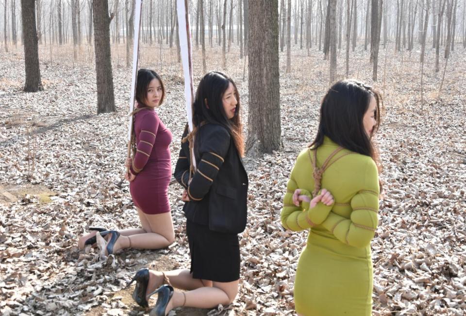 MJ影视 跪绑三女魔  片名：MJ影视 跪绑三女魔<br>时间：22分钟<br>大小：1G<br>简介：苗老板，许秋怡，唐晓鱼，三女犯，五花捆绑押赴刑场执行……