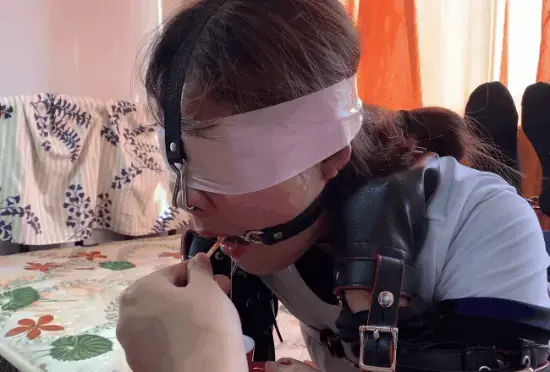 玩奴原创之人形犬口水分泌机的使用方法，棒棒糖入喉核酸检测，汹涌大量口水流不停，口环鼻钩，口水囚徒系列正式开启！定拍和谐交流约绑教程请加805351328。 解压密码wannu，感谢各位的支持，本期是口水囚徒系列的第一部正片。人形犬口水分泌机来酱的使用方法。汹涌口水流不停，喜欢口水的同好千万不能错过的一部片子！<br>首先将妹子皮革人形人行犬化之后带上喜欢的超大口环与鼻钩，无法动弹那么正式开始使用！<br>这部机器的钥匙就是一枚棒棒糖，将其[不可描述]到分泌口中，不停搅动即可得到想要的口水哦！如果想要一次性得到大量的口水就必须将棒棒糖深入到喉咙类似核酸检测的方法进行搅动的话，就可以一次性得到超多的口水了呢！<br>使用时间为25分钟，如果超过时间机器就需要休息哦。<br>另外为了方便各位同好约绑，博主最近推出了一个非常详细的约绑教程。里面有非常详细的从零基础开始教大家如何认识妹子，如何与妹子沟通等等。非常的实用，有兴趣的各位同好加805351328咨询。<br>下载操作：<br>1、电脑下载<br>2、解压<br>3、将压缩包内rar文件名后缀修改为mp4。<br>目前博主已经出了三个系列，分别是绝对真实调教系列，真实约怕系列，和本次新出的口水囚徒系列哦！都非常精彩，各种元素慢慢，希望各位同好多多支持！推特可以关注024玩奴原创。<br>