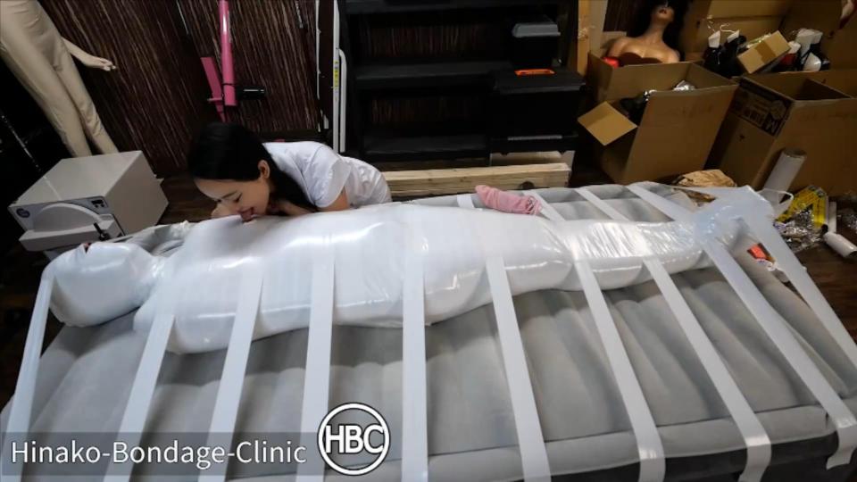 Complete Mummification and Foot Smelling in Dark Basement 谁知道像这样阴暗恐怖的地下室里发生了什么？谁知道下面藏着什么？答案是日子和她想把任何人都变成木乃伊的冲动。这正是她对这艘潜艇所做的，因为她用白色胶带将他完全制成木乃伊。为了防止他扭动，她用更多的胶带把他紧紧地固定在气垫上。她在他[不可描述]的地方割了一个洞，开始舔，他似乎很喜欢。最后，日子脱掉了袜子，露出了她没洗的臭脚，她把脚推到了他的脸上，就在他的鼻子旁边。他别无选择，只好忍受臭味。Who knows what goes on in deep dark creepy basements such as this? Who knows what’s lurking down there? The answer is Hinako and her urge to mummify anyone who comes down there. That is exactly what she did with this sub, as she mummifies him completely in white tape leaving only his nose open for breathing. To prevent him from squirming around, she used more tape to secure him tightly to the air mattress he was on. She a cut a hole right where his nipples are and started licking them, of which he seemed to enjoy. Finally, Hinako took off her socks, revealing her unwashed stinky feet that she shoved in his face, right next to his nose. He had no choice but to take in the stink.<span style='color:#b0b0b0;'>[隐藏文字，购买后可见]</span>