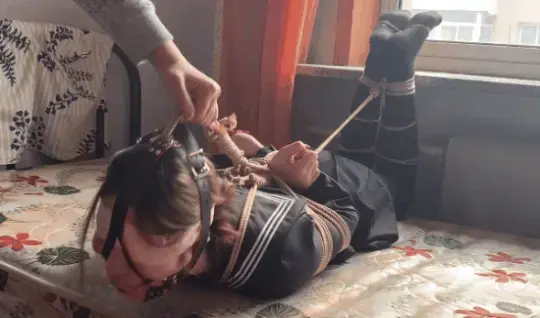 玩奴原创之新人莹莹初绑，马具口球，超紧严厉连头驷马强制抬头，放置挣扎口水，真实对话，初绑不手软，定拍和谐交流约绑教程请加qq805351328 解压密码<span style='color:#b0b0b0;'>[隐藏文字，购买后可见]</span>感谢大家支持，本次带来的是青涩新人莹莹的初绑，超紧严厉驷马缚马具口球强制抬头，放置挣扎，之前没有告诉妹子带口球会流口水，妹子被放置后不停控制口水流出，发出阵阵喘息声非常的可爱。<br>另外为了方便各位同好约绑，博主最近推出了一个非常详细的约绑教程。里面有非常详细的从零基础开始教大家如何认识妹子，如何与妹子沟通等等。非常的实用，有兴趣的各位同好加805351328咨询。<br>下载操作：<br>1、电脑下载<br>2、解压<br>3、将压缩包内rar文件名后缀修改为mp4。<br>目前博主已经出了三个系列，分别是绝对真实调教系列，真实约怕系列，和新出的口水囚徒系列哦！都非常精彩，各种元素慢慢，希望各位同好多多支持！推特可以关注024玩奴原创。<br><br>
