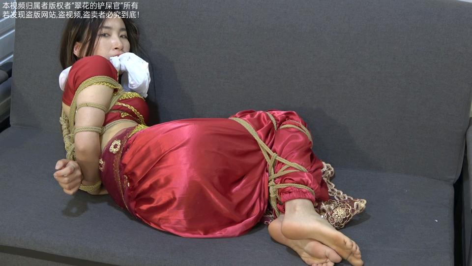 〖美束映画定拍作品〗妹子约好去拍摄古装照遭遇变态摄影师捆绑紧缚玩弄...(剧情片) 美束映画定拍作品.纯剧情向<br>此片内容,对话,表演都挺精彩的，还是值得各位看官一看。<br>大致剧情如下↓<br>今天是妹子在自己家休息的第二天，她今天约好和一位摄影师去拍摄古装照，摄影师也和她同住一小区。下午她穿着古装衣服到了摄影师的所住单元门口，这时候她自己上电梯了随之到了摄影师的家门口，她敲了敲门，摄影师听到后开开了门...妹子和摄影师配合拍摄了五分钟过后。<br>这时候妹子的电话突然响起，她拿着手机在门口外接听后回来对摄影师说到:那个..真很抱歉，我现在有点事要处理..不能拍摄了，那个我要回去了..抱歉..<br>摄影师听后说:不行啊，你这怎么行啊，这对咱们双方都很影响，你再待个半小时我们拍摄完后再走啊...<br><br>女子这时候嘴里小声额..没有理会摄影师，便要开门回去，摄影师看到后走了过去立刻拦住了她，妹子说:你要干嘛啊..你变态啊...放开我...<br>摄影师这时候很生气没有理会她觉得自己被鸽了又浪费了自己的时间，准备报复她。<br>摄影师硬牵着她的衣服把她丢在了沙发上准备把她紧缚绑起来，妹子的遭遇也便由此开始...<br>此片中包括开头长达五分钟精彩对话，红色古装欧式捆绑(紧)，白丝袜堵嘴，妹子只能任由摄影师紧缚挠脚丫玩弄...<br>视频大小:2.7GB视频画质:1080P<br>各位购买者如遇到微云链接和谐请妖狐吧在线播放或下载观看(微云盘和在线播放画质和大小均一样)(微云请勿在线播放或在线解压，请下载后再观看。)<br>本视频版权“翠花的铲屎官”所有.