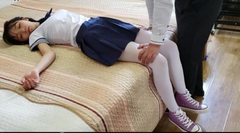 野外打劫艳遇之《姐妹都不放过》 片长2小时20分钟，1080p全高清拍摄。大致剧情如下《我是个无业游民，也是一个变态恋足狂，每天无所事事都在寻找合适的“猎物”....一天清晨的郊外，一身学生服白丝的小女孩闯入了我的视线，机会来了肯定不可以放过，回到车里拿来绳子口球把她迷晕反绑到了大树上，玩弄一会感觉不安全，路上车来车往很多人，于是把她弄到了后备箱开车回家继续玩我的“小猎物”.....玩的正开心的时候，小姑娘突然醒来大呼小叫，我拿出刀子告诉她，想活命就乖乖让我玩脚，并且给你姐姐打电话，骗她过来一起陪我玩....于是姐妹都落入魔爪，姐妹能否逃脱呢？》本片为一往情深绳艺工作室定拍作品，版权所有，定拍咨询qq1002871968 客服qq906267332 欢迎定拍咨询交流。“网盘文件为压缩包，统一解压密码ywqs