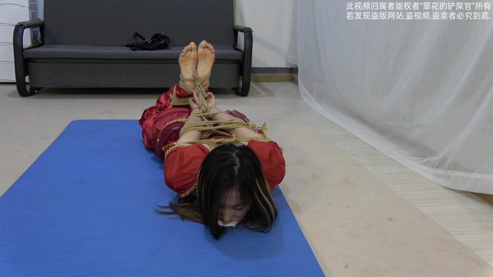 〖美束映画定拍〗(后续完结)穿着“红色古装”的妹子的遭遇， 驷马,双手吊绑,丝袜堵嘴,挠脚. 美束映画定拍，接上部。<br>此部完结，大致剧情:妹子被摄影师再次用绳子驷马紧缚绑了起来(这次驷马很紧)...后妹子双手又被吊绑起来,摄影师便离开...妹子经过几番挣扎,最后绳子挣脱，她自己解开绳子后得以逃脱...完<br>此内容包括:超紧驷马，双手被吊绑，多个白丝袜堵嘴，眼罩蒙眼..多次挠脚..里面对话也很精彩...<br>各位购买者如遇到微云链接和谐请妖狐吧在线播放或下载观看(网盘和在线播放画质和大小均一样)视频时长:00:37:20<br>本视频归属者版权者“翠花的铲屎官”所有.