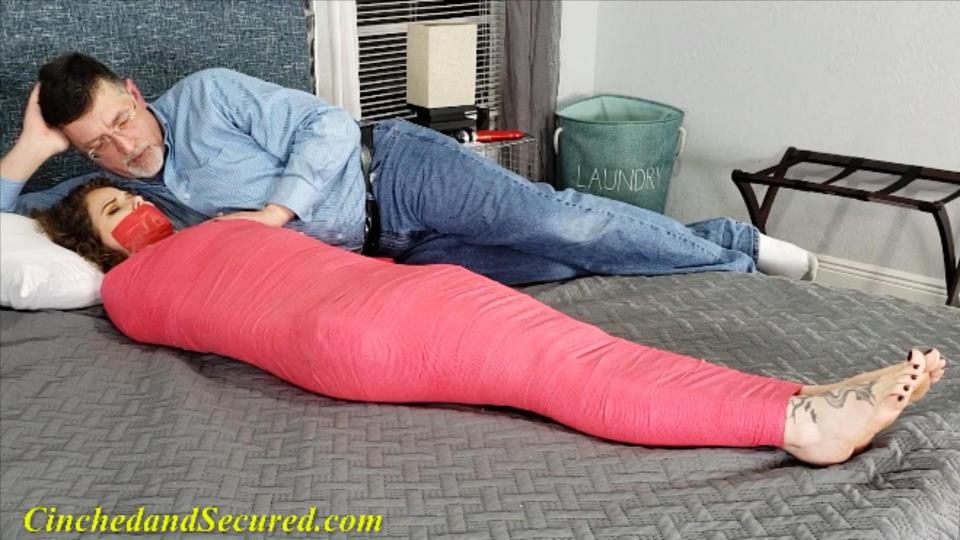 Bailey - Red, Wrapped and Wriggling (MP4 Format) 可怜的小贝利！那么小，那么可爱，那么紧凑！她知道她无法逃脱那可怕的茧，茧使她成为那个陌生男人的俘虏。她所能做的就是无助地扭动她的脚，呼噜呼噜，对着被胶带堵住的嘴喵喵叫！她已经不记得她是怎么到这儿来的了，但现在这些都不重要了。她能记得那个虐待狂在如此残忍地结束之前对她所做的一切，不管她多么希望自己忘记。当袭击者回来时，她颤抖着挣扎着，绝望地呻吟着，因为他开始包裹她美丽的脚！无奈之下，她沮丧地看着他们慢慢地被绷带吞没，她娇小的脚趾最后消失了。现在连扭动双脚的小小自由都被剥夺了，当那个男人在她漂亮的脸和嘴上缠上更多的红色绷带时，她抽泣着。她知道很快，她的整个脑袋都会被遮住。她唯一的问题是什么？那她会怎么样？Poor little Bailey! So small, so cute, so tightly packed! She knows there's no escape from the horribly constricting cocoon that keeps her a prisoner of the strange man. All she can do is wiggle her feet helplessly and grunt and mewl into her tape gagged mouth! She can no longer remember how she got here, but none of that matters now. She CAN remember all the sadistic bastard had done to her before wrapping up so cruelly, no matter how much she wills herself to forget. She trembles and struggles as her assailant returns, and moans in despair as he begins to wrap her beautiful feet! Helpless, she watches in dismay as they are slowly swallowed by the bandages, her petite toes vanishing last. Now with even the small freedom of wiggling her feet robbed from her, she sobs as the man wraps more of the red bandages around her pretty face and mouth. She knows that soon, her entire head will be covered. Her only question? What will become of her then?<span style='color:#b0b0b0;'>[隐藏文字，购买后可见]</span>