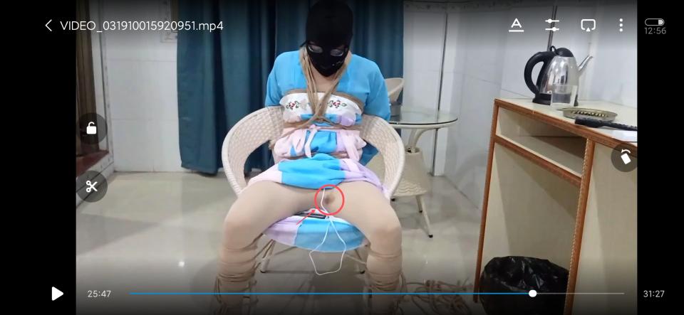汉服椅子自缚 这个视频与上次分享的红色汉服是同一天在不同酒店拍的。在上个酒店榨出液体后，没有脱掉湿了的连裤袜，换回男装后直接去了下一家酒店。这一次是绑在椅子上进行的。还是[不可描述]和电击片，这次手是用手铐铐在身后，双脚绑在椅子腿两边，身体绑在椅子上。最后同样榨出了液体。