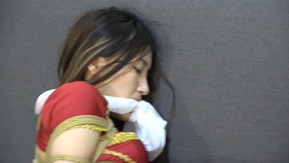 身穿“红色古装”的妹子的遭遇(完整版) 驷马,双手吊绑,白丝袜堵嘴,挠脚.. 长达1小时的元素，没有任何“水内容”值得各位同好一看<br>元素包括开头长达五分钟精彩对话，红色古装欧式捆绑，超紧驷马，双手被吊绑，多个白丝袜堵嘴，眼罩蒙眼..多次挠脚..里面对话也很精彩...<br>视频时长:1:06:15，视频大小:2.7GB<br>各位购买者如遇到微云链接和谐请妖狐吧在线播放或下载观看(网盘和在线播放画质和大小均一样)(微云请勿在线播放或在线解压，请下载后观看。)<br>本视频归属者版权者“翠花的铲屎官”所有.