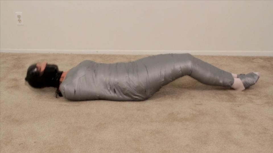 Raven's Workout Woes (MP4 Format) 瑞文正在寻找一个新的健身计划，我只想为她做一件事：束缚健美操！她有点紧张，似乎没有人在班上，但她，我解释说，我的教学理念是给我的学生一对一的教学结束=确保他们学习的例行程序正确。这项运动包括肌肉拉对其他肌肉，最好的方法是把他们绑在一起！我开始用带子缠着她的手腕，沿着她的躯干往上走，直到她的胳膊和身体焊接在一起。她的下半身也得到了同样的治疗，一条接一条的灰色胶带把她的四肢紧紧地锁在一起。因为我坚持禅宗哲学，所以我喜欢在锻炼的时候保持沉默，所以一个漂亮的胖乎乎的球塞在她嘴里就可以了。当我告诉她她永远不会离开教室的时候，这也有助于抑制她的尖叫声！她真的吓坏了，开始为自己的价值而挣扎，流着她的紧身衣，但这没有用。她哪儿也不去。至少，在我回来接她之前。我认为运送一只挣扎中的雌性是一件很麻烦的事，但是一个木乃伊化的少女要容易得多，所以她很快发现自己从肩到脚都被关在灰色的监狱里，她的脸在一个甜美的格温多琳头巾里做得很好。沉默和克制，她被拖到她的新家！！Raven is looking for a new fitness program, and I have just the thing in mind for her:  Bondage Aerobics!  She's a little nervous that no one seems to be in the class but her, and I explain that my teaching philosophy is to give my students one on one instruction to end=sure they are learning the routine properly.  This workout involves muscles pulling against other muscles, and the best way to do that is to bind them together!  I begin circling her wrists in bands of tape, working my way up her torso until her arms are welded to her body.  Her lower body gets the same treatment, as band after band of the sticky grey tape lock her limbs together tightly.  Since I adhere to a zen philosophy, I like to have silence during my workout sessions, so a nice fat ballgag strapped into her mouth takes care of that.  It also helps muffle her screams when I tell her she won't be leaving class...EVER!  She really freaks out and begins to struggle for all she's worth, drooling down her leotard, but it's no use.  She's not going anywhere.  At least, not until I come back for her.  I've decided shipping a struggling female is a lot of trouble, but a mummified damsel is MUCH easier, so she soon finds herself encased from shoulders to feet in the grey prison, her face done up nicely in a sweet gwendoline hood.  Silent and subdued, she's dragged off to her new home!!<span style='color:#b0b0b0;'>[隐藏文字，购买后可见]</span>