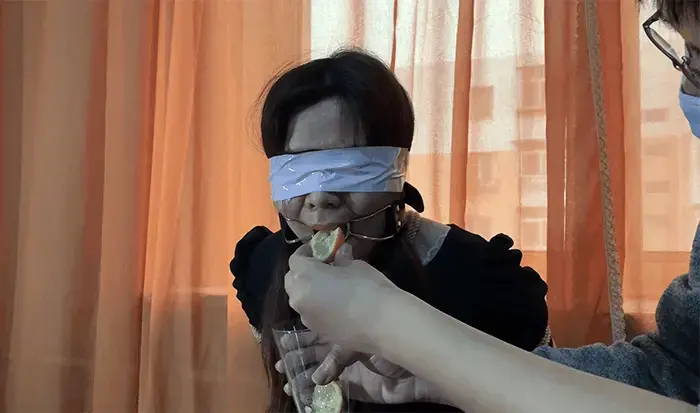 玩奴原创之高能口水奴隶洋洋，现挤柠檬汁口水入喉收集，高跟丝袜后手缚麻花腿，酸爽超羞辱！前方大量口水注意！口水囚徒第二期。定拍和谐交流约绑教程qq805351328 解压密码<span style='color:#b0b0b0;'>[隐藏文字，购买后可见]</span>感谢各位的大力支持，本次带来的是口水囚徒第二期，高能口水奴隶洋洋的捆绑口水调教，日式后手缚高跟麻花腿之后，带上口环。根本无法动弹。<br>本次所用的现切柠檬直接挤入喉咙进行口水收集，不一会大量口水汹涌而出，随即进行口水收集，最后由于柠檬汁过于酸爽，甚至造成了洋洋的过激干呕，希望大家喜欢。<br>另外为了方便各位同好约绑，博主最近推出了一个非常详细的约绑教程。里面有非常详细的从零基础开始教大家如何认识妹子，如何与妹子沟通等等。非常的实用，有兴趣的各位同好加805351328咨询。<br>下载操作：<br>1、电脑下载<br>2、解压<br>3、将压缩包内rar文件名后缀修改为mp4。<br>目前博主已经出了三个系列，分别是绝对真实调教系列，真实约怕系列，和最近新出的口水囚徒系列哦！都非常精彩，各种元素慢慢，希望各位同好多多支持！推特可以关注024玩奴原创。<br><br>