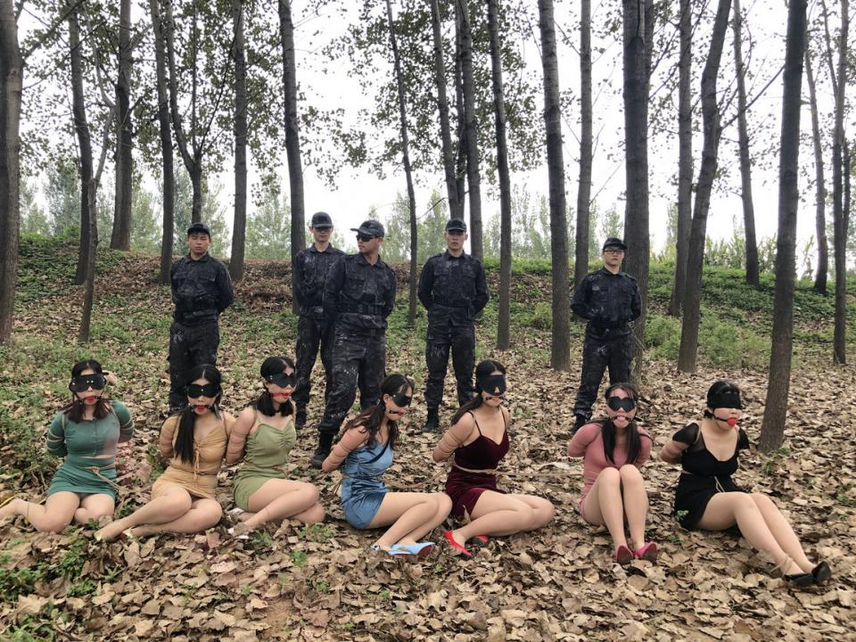 胜景影视 ★★★★新片《落难姐妹》   第十五集    视频欣赏 大家期待已久的《落难姐妹》第十五集出炉了   国内首部阵容庞大的集团式绑架贩卖片，在金钱的诱惑下黑道大姐大也被小弟迷昏，被一起贩卖，预知大姐大和美女的结局如何请欣赏视频片，精彩多多，不容错过   喜欢就联系我们定拍QQ342642509    