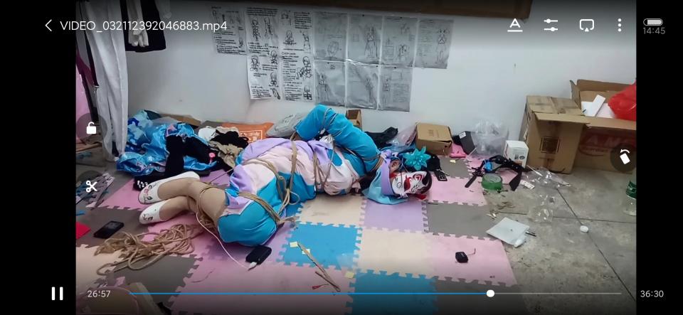 汉服驷马自缚 这个是厂房5楼最后一个作品，以后没有了。以后拍摄点只能订酒店了。由于是第一次驷马自缚，没有准备剪刀绳子勒得有点紧差一点没能挣脱绳子。手都抹破皮了也解开绳子。下次再试一次，再脚上的绳套加个定时锁。