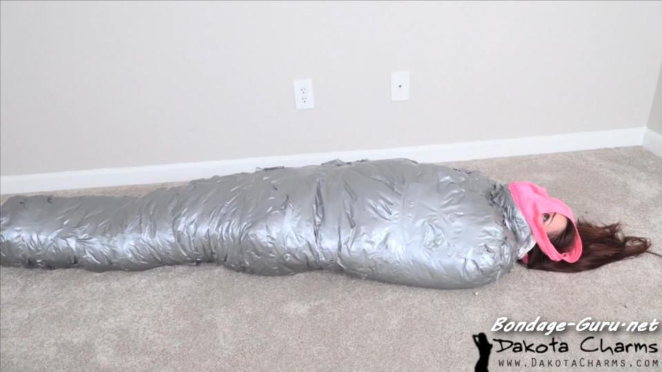 Brittany Charms Mummified By Dakota Charms HDMP4 我的继母，布列塔尼魅力，是疯了，我（达科他州魅力）借了她的新衣服，并得到了多个男人兼在它。她威胁说要告诉我们的父母，我把她装在睡袋里做成木乃伊，让她一动不动！<br><br><br><br>她身上的茧让她又热又出汗，但缠在脚踝上的胶带会让她的脚踝更暖和，防止她移动。当胶带从头到脚绑在一起时，她很担心自己会被困在里面多久！<br><br><br><br>当我解释她为了摆脱银带的6个角色而必须逃跑时，她睁大了眼睛。我笑着把她推到一边，但她哪儿也去不了。用两条臭内裤塞住她的嘴，用[不可描述]和胶带堵住，防止继母和继父听到她的尖叫。<br><br><br><br>当她闻到盖着头的脏内裤时，她很害怕，但她不能生气，因为这是有趣的游戏！<br><br><br><br>其他关键词胶带束缚，胶带恋物癖，束缚，插科打诨，胶带塞住，做过，连裤袜，气味恋物癖，幽默，My step-sister, Brittany Charms, is mad that I (Dakota Charms) borrowed her new dress and got multiple guys cum on it. She's threatening to tell our parents and I mummify her in a napping bag to keep her immobilized!<br><br>She's sweaty and hot from the cocoon but tape wrapped around her ankles makes it warmer and prevents movement. When tape bound head to toes, she's concerned about how long she's going to be trapped in this!<br><br>Her eyes widen when I explain she has to escape in order to get free from the 6 roles of silver tape. Laughing, I roll her to the side but she can't go anywhere. Mouthpacking her with two pairs of smelly panties, cleavegagged and tapegagged  prevent Step-Mom and Step-Dad from hearing her screaming.<br><br>She's horrified when smelling dirty panties that cover her head but she can't be mad because this is fun and games!<br><br>OTHER KEYWORDS-tape bondage, duct tape fetish, bondage,  gags, tape gagged, DID, pantyheads, smell fetish, humour, <span style='color:#b0b0b0;'>[隐藏文字，购买后可见]</span>