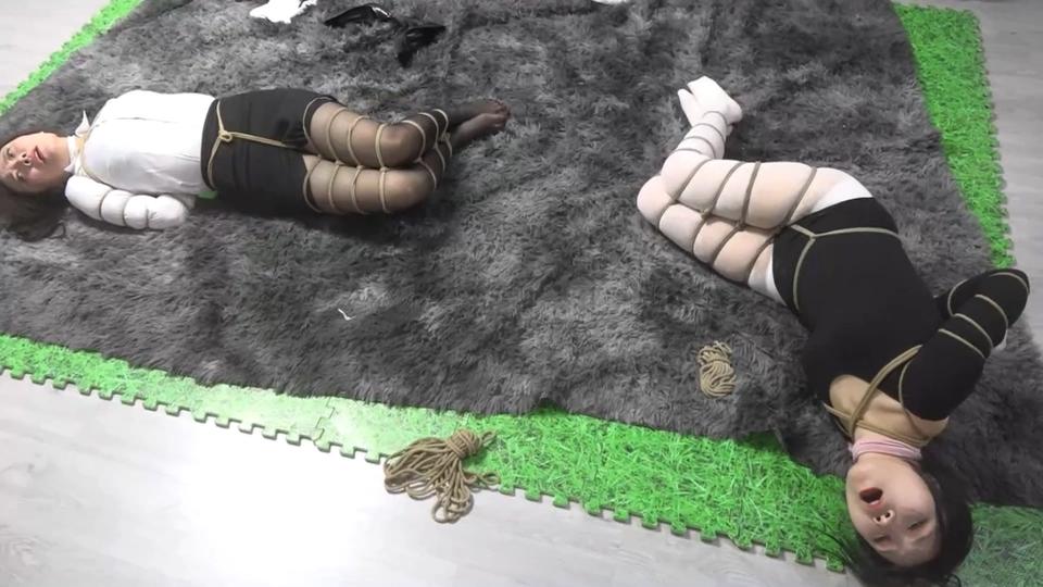 逍遥定制：《母女劫难》下 母女二人被入室歹徒捆绑折磨 二女靠坐在沙发边上，母亲瞪着歹徒说：“你折腾了这么半天还不够，又想玩什么花样？”<br>歹徒：“这次给你们一个机会，我把你的手机放在客厅里了，你们要是半个小时内能打出求救电话，你们就得救了，否则等着当我的肉玩具吧。”<br>母女二人互相看了看，无奈的点点头。<br>歹徒拿着一瓶饮料走了过来：“不过游戏可没那么简单，我还得给你们加点料，接着强行给二女灌了几大口饮料（二女躲闪不愿意，表现出被强迫的感觉），然后分别塞进一条蕾丝内裤和一条丝袜，外面用布条紧紧缠住。<br>歹徒：”这个里面可是加了好东西，你们可要好好享受啊。<br>接着就离开了。<br>母女二人先互相用脚蹭开蒙嘴的的布条，用脚夹出堵嘴物。<br>母亲：快，雪妍，咱们先赶紧互相解开绳子。<br>二女用手解绳失败了。<br>女儿:妈，不行啊，咱们的手都被胶布缠上了，根本解不开绳子啊。<br>母亲：“那咱们就先找手机，总还有希望”<br>二女艰难的在屋中移动找手机。<br>突然女儿：“妈，我好难受啊，我想尿尿。”<br>母亲咬牙切齿的说：“我也是啊，该死的，一定是刚才的水有问题，雪妍，再坚持一下，找到手机我们就得救了。”<br>女儿：不行了，我坚持不住了，接着剧烈的呻吟，瘫倒在地上，接着是母亲呻吟瘫倒在地上，利尿剂发挥作用，二女都失禁了<br>（弄点清水浇在裤子上，给个特写。）<br>过了一会，二女缓过劲来，开始挣扎着寻找手机，废了好大功夫终于在找到了（最开始的位置离手机远一点，二女蠕动或是双腿并拢跳过去，试情况而定，先去别的地方找，不能一下找到沙发。）<br>找到手机之后无论怎么努力手机就是不亮。<br>这时响起歹徒的狂笑声：“我只说有手机，但是没说有电池啊，二位玩的可开心啊。”说着得意的晃了晃手中的电池。<br>二女发现被骗了，可是也只能怒视歹徒，发出呜呜声。<br>歹徒掏出喷雾剂将二女迷倒，装在袋子里运出了房间（行李箱，整理箱都可以）。<br>解压密码：qlzz解压两次
