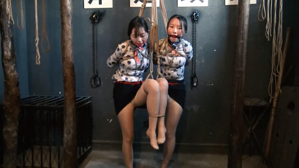 胜景山庄定拍《空姐劫难》完整版 美丽的空姐陆小雅来到新的航空公司上班，不料碰上了化妆成同事的女人贩，小雅被偷袭迷晕落入了女人贩的手中。返回据点之后女人贩也在大意之下被反水的小弟迷晕捆绑了起来，二女被戴上口球牢牢的吊绑在地牢中,后来又被其他人买走，二女逃跑未遂又将面临更残酷的惩罚。解压密码：qlzz解压两次