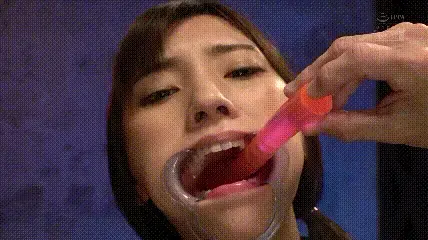 容姿端丽マゾに情けは无用 喉奥に轰くバイオレンスイラマ白书 女子大生まいさん <span style='color:#b0b0b0;'>[隐藏文字，购买后可见]</span><br><br><br>美人。しかもマゾ。ありえない変態ちゃんが来てくれました。のっけから手責めで嘔吐。玩具を束ねて無理矢理突っ込む。あはは、気持ち良さそう。鉄マラを刺されて喉凹連発。顔面が赤に染まっていく。複数人に機関車イラマされエヅキ絶頂。バイオレンスな責めに心は南国。呼吸ができない程オマンコ汁がとろむ女。 動画商品の販売開始日：2021/3/3 「コンビニ受取」対象商品です。詳しくはこちらをご覧ください。<br><br><br>点击查看更多精品影片<br>