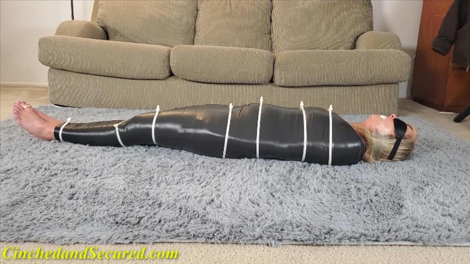 Dakkota - Wrapped and Zipped (MP4 Format) 可怜的达科塔！她处境艰难，只会越来越艰难！她脱光了胸罩和内裤，嘴里塞满了手帕，用透明胶带封住，她所能做的就是抽搐和蠕动，因为抓捕她的人概述了他对她的计划——被送到一个秘密地点，她的噩梦将真正开始！然而，在那之前，她将被紧紧地用塑料包裹，然后用电工胶带，最后蒙上眼睛，系上拉链，以确保她不会逃跑！就连她的大脚趾都被拉上了拉链，然后抓她的人才确定她已经被妥善地固定住了！当她被从她曾经熟悉的生活中拖走的时候，她知道不会有逃脱的机会！Poor Dakkota! She's in a tough spot, and it's only going to get tougher! Stripped to bra and panties, her mouth packed full of handkerchiefs and sealed shut with clear tape, all she can do is twitch and squirm as her captor outlines his plans for her - to be delivered to a secret location, where her nightmare will really begin! Before that happens, however, she's going to be wrapped in tight plastic, followed by electrical tape, and finally she is to be blindfolded and zip tied to ensure she won't escape! Even her big toes are zipped together before her captor decides she has been properly secured! As she is dragged away from the life she once knew, she knows there will be no chance of escape!<span style='color:#b0b0b0;'>[隐藏文字，购买后可见]</span>