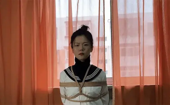 玩奴原创之初绑果果，非常怕痒的小美女出镜，白色jk白袜tk，超紧连头驷马束缚马具口球挣扎，口水拉丝，定拍和谐交流约绑教程加qq805351328 解压密码<span style='color:#b0b0b0;'>[隐藏文字，购买后可见]</span>感谢各位的支持，本次带来非常可爱果妹的初绑，果妹的脚非常怕痒，一碰就反应很大，完全真实的反应，被博主好好的玩弄了一番，白色jk白袜tk，超紧连头驷马束缚马具口球挣扎，口水拉丝，超长41分大放送哦！<br>另外为了方便各位同好约绑，博主最近推出了一个非常详细的约绑教程。里面有非常详细的从零基础开始教大家如何认识妹子，如何与妹子沟通等等。非常的实用，有兴趣的各位同好加805351328咨询。<br>下载操作：<br>1、电脑下载<br>2、解压<br>3、将压缩包内rar文件名后缀修改为mp4。<br>目前博主已经出了三个系列，分别是绝对真实调教系列，真实约怕系列，和最近新出的口水囚徒系列哦！都非常精彩，各种元素慢慢，希望各位同好多多支持！推特可以关注024玩奴原创。推特不定期带来花絮<br>