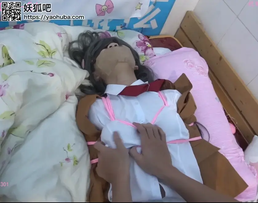 【小萌同学】【COS系列】小萌也将要出COS系列了，这个系列都是COS！绳艺片，玩具GC为主哦！ 这次COS麻衣学姐，她在背后的房子里做什么呢......拭目以待，最后被男朋友绑起来一顿强制GC，绑腿榜手外加。。2个小玩具，再加贴纸封嘴，她像是被绑架了一般，但是不一样！她乐在其中，持续了20多分钟的GC最终昏迷了过去，或许，这也就是她想要的结局把。