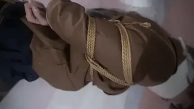 JYBHZ-樱岛麻衣JK装cos  照着麻衣学姐的jk造型配了一身衣服，丝袜是用的油亮黑丝，质感非常好，这次视频内容是日式后手M字开腿被吊起，一开始只有胸着地，看似轻松的姿势却让人感到难以呼吸假胸压得人喘不过气，而受难不止于此，猿辔 鞭打 tk [不可描述] 还有搔耳让人止不住地呻吟，就当被放下来以后，本以为一切结束了，又被捆在椅子上，扒掉了丝袜，裸露的皮肤遭受了藤鞭 滚筒的洗礼，皮筋的抽弹大家想必都了解过，但是这种感觉发生在裸露的脚底板上时候，那种感觉相信不言而喻，电击棒的刺痛，最意外的是没想到搔耳和用铁丝抓头让人感觉就像是一股电流从头灌倒脚，麻酥酥却又避不开的感觉，生活中常见的痛感被放大了数十倍，看似随处可见的事被用到了调教中，这种感觉属实有些不言而喻<span style='color:#b0b0b0;'>[隐藏文字，购买后可见]</span>