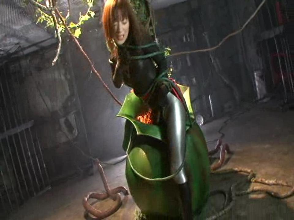 丸呑み 第2巻 【发行公司】GIGA<br>【发行时间】2008/01/20<br><br>地球制服を企むジャーク帝国の研究室で警報が！新開発の怪人が暴走し、研究所はパニックに。 脱出を試みるも、行き着いた部屋で開発報告の無い怪人に襲われてしまう。 同僚が丸呑みにされるのを目の当たりにし、恐怖に震える研究員。 やがて、頭から、足から、そしてもう一体現れては二体によって上下から丸呑みされていってしまう…。 何とか逃れ、たどり着いた部屋。そこには見た事も無い巨大な植物が。 巻きつかれた触手によってエネルギーを吸われ、弱った体を飲み込まれていく。 緑色に濁った植物の体液まみれになって、ゆっくりと体は沈んでいく…。 行き絶え絶えに脱出した先で、アースレンジャーによって首領が倒された。 首領は最後の力で封印していた大蛇を解き放つ。アースレンジャー、首領と次々に飲み込んでいく大蛇。 やがて研究員もその体を飲み込まれ、胃袋の中でだんだんと消化されていく。さらには寄生虫に犯●れ、もがいていく研究員。 やがて彼女の体は跡形も無く消えてしまう…。<br><br><span style='color:#b0b0b0;'>[隐藏文字，购买后可见]</span>