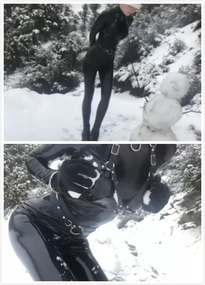 Snow Day (Latex Edition) 只穿乳胶的女子在冰天雪地搭雪人 冷的发抖 在这个有趣的室内/室外双人场所流，一个性感的乳胶覆盖灰狗去通过雪地冲刺，因为她在外面的牛场玩。外面下着新鲜的雪，一只精力充沛的灰狗穿上她的黑色乳胶紧身衣，穿上雪地靴，戴上帽子，努力在外面堆雪人，看着她展示她那火辣的紧身衣，擦洗着身上的雪，在这条既热又愉快的小溪里，我们先在里面堆了一个雪人，然后再去洗个舒服的澡In this fun indoor/outdoor twin place stream, a sexy latex covered Greyhound goes rushing via the snow as she plays outside at The Cattle ranch. With fresh snow falling outside, a spirited Greyhound slips into her black latex catsuit, puts on her snow boots and also hat and endeavors outside to build a snowman, watch as she displays her hot skintight fit, scrubs snow throughout herself, and constructs a snowman before heading inside for a great cozy bath in this hot as well as enjoyable stream!<span style='color:#b0b0b0;'>[隐藏文字，购买后可见]</span>