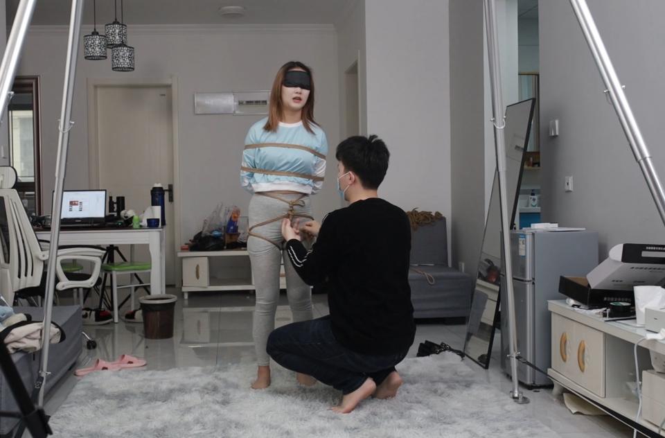 时装运动捆绑 小姐姐身材很不错来，一开始让妹子摆出各种诱惑人姿势，让我看得受不了最后就把妹子给绑了加上股绳放在一旁让她自己挣扎， 就这样慢慢欣赏着。有视频问题要网盘链接的 合作 合拍 小姐姐合作:1956710853