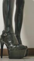 Kigurumi Yasuhara Nozomi in high heel shoes Yasuhara Nozomi in latex and high heels shoes, posing and polishes her latex with polish