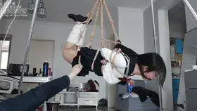 【心悦艺束】欣然JK驷马吊缚 美国老铁的订拍，欣然妹妹被吊起来转圈圈嘿嘿。<br>定拍，约拍，模特应聘，请加Q2386945992。最低500元即可订拍。<br>视频中的衣物，丝袜，道具有需要的也可联系我。