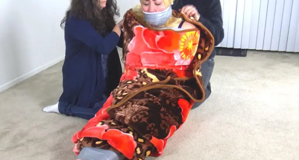 258 - Riley Jane - BBW Blanket Bound! 莱利·简(Riley Jane)是最新一位被疯狂的毛毯捆绑二人组(crazy blanket bondage duo)所奴役的可爱女士，她绝对是最糟糕的。她的嘴塞满了两只袜子，你可以听到可怜的女孩格格和呕吐，因为他们被塞进地方，然后密封在地方用几风灰色的电子胶带围绕她的头!更糟糕的是，更多的袜子被分层覆盖在这上面，每一层也用更多的邪恶胶带粘在她的脸上。她像玉米煎饼一样被裹在厚厚的毯子里，然后用更多的胶带包裹起来!可怜的女孩又害怕又愤怒，拼命想挣脱，但这毫无意义。她吐了一场风暴，乞求释放，那永远不会到来!在她的监狱里滚来滚去，尽她最大的努力尝试让自己在地板上以外的任何位置，她绝对尽了最大的努力，但是很悲惨地失败了，每次失败都用她沉重的哽咽的嘴哭泣!!Riley Jane is the latest lovely lady to fall victim to the crazy blanket bondage duo, and she definitely gets the worst of it. Her mouth is crammed full with two socks, and you can hear the poor girl gurgle and gag as they are crammed into place, then sealed in place with several winds of grey electrican tape around her head! It only gets worse from there, as more socks are layered over this, each layer also glued to her face with more of the evil tape. Well and truly silenced, she's rolled up like a burrito in a heavy thick blanket and then cocooned inside with more tape! The poor girl is terrified and furious, fighting like hell to get loose but it's pointless. She gag talks up a storm, begging for release that's never going to arrive! Rolling around in her prison, kicking as best she can to try and get herself in any position other than flat on the floor, she definitely tries her best, but fails miserably, mewling and sobbing into her heavily gagged mouth with each defeat!!<span style='color:#b0b0b0;'>[隐藏文字，购买后可见]</span>