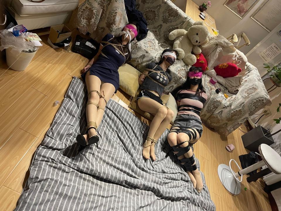 【奥特曼也很酷定拍】珊珊、兔兔、蓉蓉的捆绑惩罚游戏 奥特曼旗下的三大漂亮妹子联合主演！分别是柔弱的小萝莉珊珊，性感温柔的大姐姐兔兔~以及178的大长腿美女蓉蓉~<br>本次视频，三位女生将要通过握力器来比拼力气，来决定捆绑的顺序，最后还要将三位女生装进麻袋中进行惩罚！！<br><br>上次视频（链接：https://www.yaohuba.com/video_detail.php?id=164791）的反馈非常好，我甚至回本了定拍费！真的非常感谢各位看官们的支持！所以这次我再次找了奥特曼定拍，可惜上次的莞尔和小丁的没空，所以我另外找了两位同样非常好看的妹子兔兔和蓉蓉来拍摄，如果这次反馈不错的话，我争取下次再找奥特曼再拍一部，找回原来的小丁和莞尔，谢谢大家的支持！！<br><br>由于众所周知的原因，请大家尽量不要用百度云，而在本站在线下载，如果非要在网盘下载，请不要在线解压看视频！请不要在线解压看视频！请不要在线解压看视频！重要的事情说三遍！！<br><span style='color:#b0b0b0;'>[隐藏文字，购买后可见]</span>