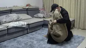 【新月工作室】定拍 红豆妹妹的绑架案 无良人贩子迷晕绑架 现场网上砍价之后 卖掉 还用麻袋装着扛走 【新月工作室】定拍 刚下课的红豆妹妹一回到宿舍，就被可恶的绑匪从后面迷晕了。但是还有一丝意识却无法抵抗的她，只能无力的靠着被绑匪绑起来。十分艰难的挣扎，反抗，但却只是被绑得更惨。龟甲缚绑紧，蒙眼塞嘴丢在地上。还写了捕获名牌，和买家在网上现场砍价展示可怜的红豆妹妹，最后成交之后，一个麻袋套上带去发货，丝毫不理会她的反抗，扛去发货了……