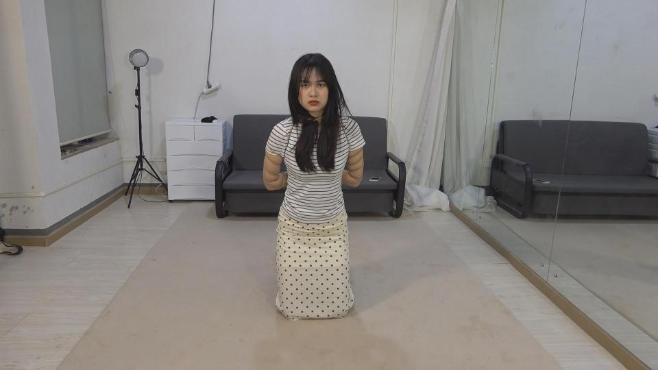 阿荣 身材高挑的大美女阿荣第三集。换上黄色斑点长裙的她，更加凸显身高的优势。在她冷峻的外表下，透露出萌萌的感觉。