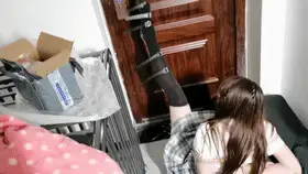[心悦艺束] Black-Stocking Girl’s Home-Invasion Escape An adult black-stocking performer is bound and gagged during a staged home invasion, then escapes to seek help.