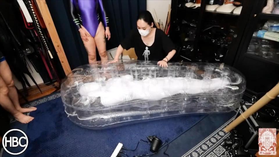 HBC X TBL; Gauze Mummification and Vinyl Inflatable Rest Sack Abandonment 在日野子奴役诊所和东京奴役实验室的一次特别合作中，日野子和Chiaki共同工作，以更传统的方式将他们的潜艇制成木乃伊。在这具木乃伊中，主体完全被白色纱布包裹着，从头到……嗯，“头”，如果你知道我的意思的话。包装完成后，他被更多地制成木乃伊，用那种经典的，或者说是古老的木乃伊风格将手臂绑在胸前。没有石棺的木乃伊是什么？在这种情况下，我们的木乃伊的最后休息的地方将是这个充气明确乙烯休息袋。他被封在里面，留在那里，所以他的恋物精神可以提升到来世。In a special collaboration between Hinako Bondage Clinic and Tokyo Bondage Laboratory, Hinako and Chiaki work together to mummify their sub in a much more traditional sense of the word. In this mummification, the subject is wrapped entirely in white gauze, from head to...well "head," if you know what I mean. After the wrapping is complete, he is then mummified more, binding his arms to his chest in that classic, or rather ancient, mummification style. And what is a mummy without a sarcophagus? In this case, our mummy's final resting place will be this inflatable clear vinyl rest sack. He is sealed inside, and left there, so his fetish spirit can ascend to the next life.    <span style='color:#b0b0b0;'>[隐藏文字，购买后可见]</span>