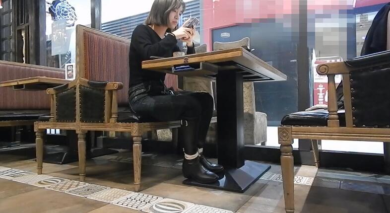 半岛束艺台定拍 海语餐厅就餐绑腿 这是在半岛束艺台定拍的一部作品，讲述海语外出就餐，把双腿捆绑起来，期间服务员和来吃饭的客人都从旁边经过，海语丝毫没有一点畏惧感，中途还很淡定的补妆！