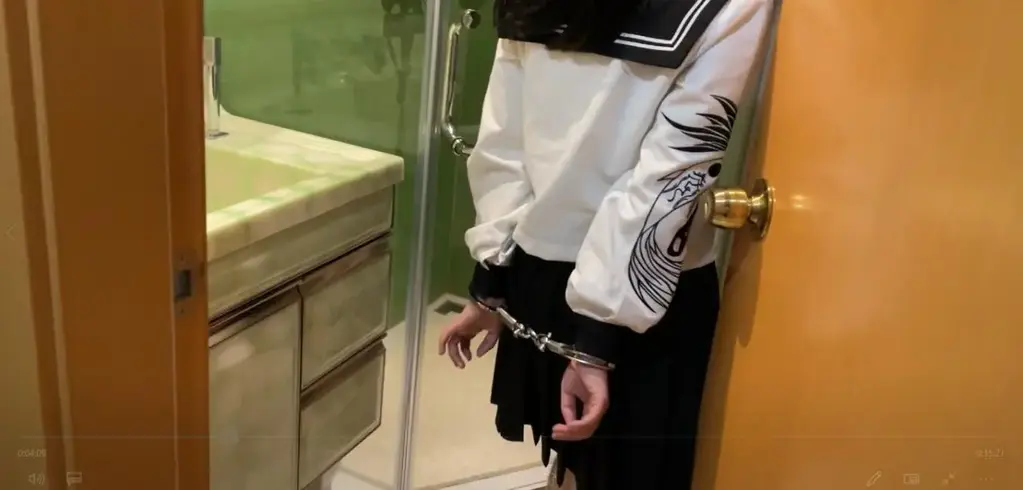 又是新的一天，抹茶又有新的想法了 最近不喜欢捆绑了，喜欢上了镣铐 于是突发奇想 今天自己把自己给铐起来了，但是我怎么能让他那么容易得到呢 偷偷把钥匙藏起来了，但是最后还是被找到了，连找的时候都那么可爱 Matcha loses interest in rope bondage and experiments with self-cuffing, hiding the key before being found.