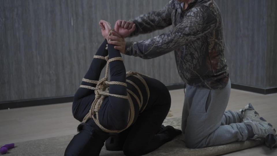 狼的调教 狼来了，狼来了 这次狼亲自上马 好久没动手亲自绑了，，狼下手真狠，把她调的嗷嗷叫，还有更多精彩内容只可意会不可言传。      武汉唯美之家出品，招收模特女m，约拍定拍：2840759214。因为改小了格式，这里还有原始视频，比较的，购买后可以与我联系索要
