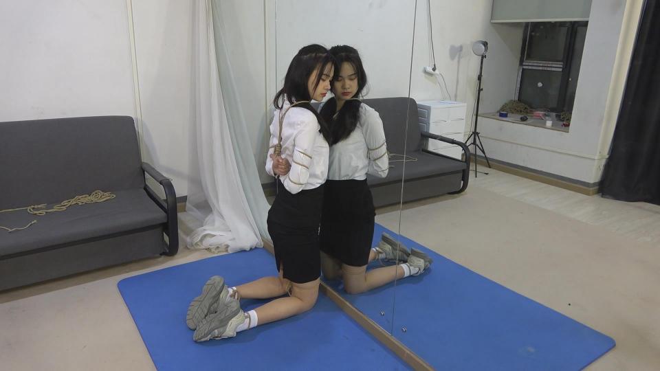 阿荣OL装 继续美束映画定拍大美女阿荣，换上职业套装裙的她，也有一丝成熟的美。OL装熟女风，也别有一番风味。喜欢的可以看看。