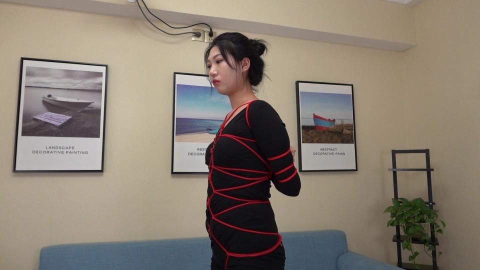 「蔚蓝艺束」子晗 丝袜塞嘴胶带勒嘴 五花高手股绳驷马吊缚WL0025 解压密码：weilanyishu<br><br>内容介绍：子晗小姐姐，身高175，黑色连衣裙凸显身材。高手五花捆绑，龟甲缚股绳凸显身材且下身被紧紧勒着。丝袜填满口腔，又用红色胶带紧紧勒住，无法发声。单脚吊缚，痛苦呻吟。<br><br>蔚蓝艺束原创作品（索尼A7M3或黑卡7，双机位拍摄）。工作室坐标唐山，招聘绳模，待遇优厚；绿色定拍（不约拍）、绳模及爱好绳艺的朋友请加QQ2105653965（注明来意：定拍、模特应聘）<br><br>模特：子晗<br>年龄：21<br>身高：175<br>体重：56<br><br>视频格式：MP4<br>视频大小：1.96G<br>视频时长：54分钟<br>视频编号：WL0025-子晗<br><br>敬告：最近网盘文件频繁被和谐，请购买者务必先检查链接是否有效，如链接失效，联系QQ2105653965处理。所购买的视频文件务必下载到电脑里保存，切勿在线解压！！！！