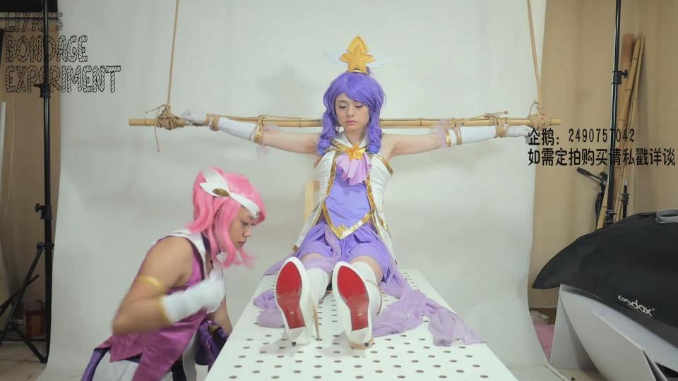 【莉雅的定拍之作】星之守护者的游戏           紧缚、拘束、固定、TK               拉克丝X迦娜   cosplay 编号：liya-dp-112<br>拉克丝：莉雅<br>迦娜：披萨<br>内容简介：<br>紧缚、拘束、固定、TK  <br>剧情简介：<br>某天战斗结束后，2位星之守护者在小房间中偷偷地进行着不为人知的‘游戏’<br><br><br>视频尺寸：1920*1080<br>视频大小：775M<br>视频时间：00:33:00<br><br>网盘使用说明：<br>1、复制链接<br>2、打开手机百度云<br>3、将百度云弹出的文件保存在自己的网盘<br>4、下载压缩包<br>5、关闭百度云打开解压缩全能王(请苹果手机用户自行百度选择软件)<br>6、解压缩<br>7、检查解压后的文件后缀名是否为MP4，不是则改为MP4<br>解压密码：liya<br><br>如有定拍或其他需要请联系工作室2490757042<br><br>众筹链接：<br>莉雅：【紧缚实验】【紧缚挑战】<br>https://www.yaohuba.com/user_script_detail.php?article_id=869&user_script_id=496<br>莉雅：【众筹】【COSPLAY】剧情、角色征集<br>https://www.yaohuba.com/user_script_detail.php?article_id=742&user_script_id=388<br>莉雅：【cosplay】【紧缚、挣扎、逃脱】【蕾姆】<br>https://www.yaohuba.com/user_script_detail.php?article_id=743&user_script_id=389<br>莉雅：【舰娘】【监禁】【吊缚】【cosplay】<br>https://www.yaohuba.com/user_script_detail.php?article_id=764&user_script_id=405<br><br>更多好看的视频请戳我   <br>