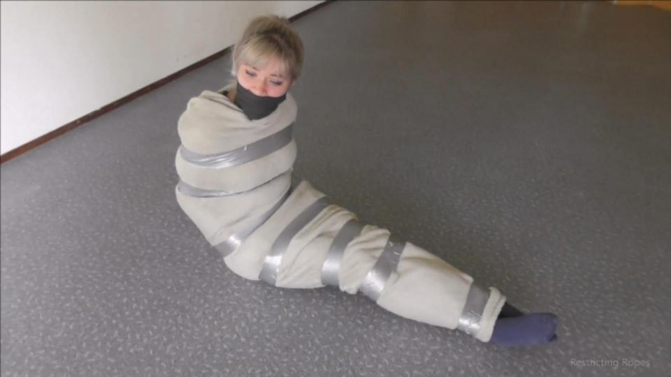 Luna Grey - Captured in Mummification 这次无辜的露娜又被杰夫先生抓获了！他把她包在毯子里，用胶带紧紧地固定住。<br><br><br><br><br>然后，他用一条大内裤和兽医用的保鲜膜堵住了她的嘴，然后让她在冰冷坚硬的地板上挣扎。This time the innocent Luna is captured by Mr. Jeff, again! He encases her in a blanket and secures it tightly with duct tape.<br><br><br>He then gags her with a big pair of panties and vet wrap, before leaving her struggling on the cold hard floor.<span style='color:#b0b0b0;'>[隐藏文字，购买后可见]</span>
