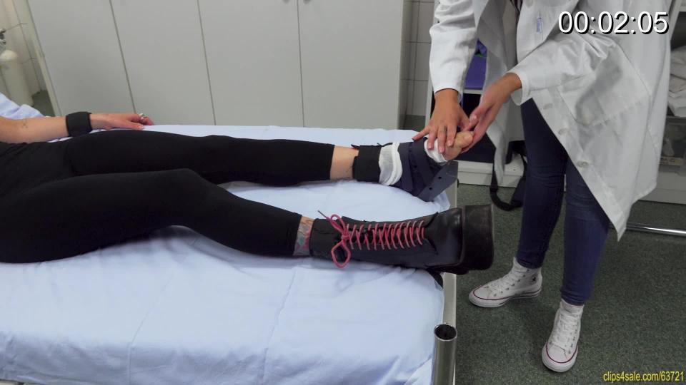 Suzy One Shoe Extreme Foot Tickle Therapy at the Clinic The ball of Suzy's left foot is hurting her badly, so much so, that she has taken to wearing a half shoe that keeps her foot off the ground while allowing the ball (and half her foot) to remain exposed. This requires her to wear a huge platform shoe on her one remaining good foot to balance out with the raised heel of the half shoe and overcompensate so she can stand on one foot and keep her bad foot off the floor when standing. She doesn't walk around like this forever though and since her regular podiatrist hasn't helped at all but to give her this ridiculous half shoe. So this clip starts out at the alternative therapy clinic where she has heard she might get help for her bad foot. Almost immediately she realizes this may not be a good idea when she is tied down. However she is already committed so she proceeds with the therapy without much complaining. the doctor first examines her half-exposed foot in the shoe. But that quickly devolves into a ruthless tickle session on Suzy's poor vulnerable foot. The doctor pulls off her half shoe completely and grabs hold of the bandage she wears instead of a sock to suspend her foot in the air so she has a better grip tickling her sole. Then she pulls off the bandage completely to reveal Suzy's whole so she can get at tickling her whole foot better. Suzy is *extremely* tickles and she can feel everything double on her sensitive foot she writhes around and screeches to no avail as the doc continues her to finger tickle her naked foot relentlessly. A very dramatic tickle clip!<br><br><span style='color:#b0b0b0;'>[隐藏文字，购买后可见]</span>