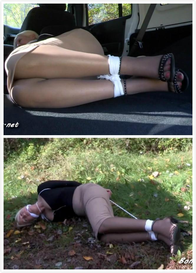 Awaiting Rescue (MP4 1080p) - Amanda Foxx 阿曼达是一名银行经理助理，被一名银行劫匪劫持为人质。如果无声警报没有被触发，劫持人质是没有必要的，但是阿曼达选择了触发警报，因此她最终为此付出了代价。劫匪事先偷的一辆越野车，把阿曼达开得离市区很远。我们在她被绑在车后座的地方和她一起呼救，尽管没有人能听到她的声音。强盗决定在离开前堵住她的嘴，告诉她当警察找到她时她会被释放。但要多久呢？她被开了很长一段路，外面似乎只有树。阿曼达挣扎与她的债券，但有非常紧张，她很快发现，她不能释放自己。她唯一的希望，尽管渺茫，是设法走出车外，一些路人可能会看到她，帮助她。她花了一段时间才把门打开，但她终于设法把门打开，溜了出去。她试图跳，但很快就摔倒在地。也许下车毕竟不是个好主意。Amanda is an assistant bank manager who has been taken hostage by a bank robber. Taking a hostage would not have been necessary if the silent alarm had not been tripped, but Amanda chose to trip it, and hence she ended up paying the price for that action. In an SUV the robber stole beforehand, Amanda is driven far from the city. We join her where she is tied up in the back of the vehicle and calling for help, even though no one can hear her. The robber decides to gag her before he leaves, telling her she will be freed by the cops when they find her. But how long with that be? She was driven a long way and there seems to be nothing but trees outside. Amanda struggles with her bonds, but there are very tight and she quickly discovers she can't free herself. Her only hope, albeit a slim one, is to try to get herself outside the vehicle where some passerby might see her and help her. It takes her a while to get a door open, but she finally manages it and slides out. She attempts to hop but quickly falls to the ground. Maybe getting out of the vehicle was not such a good idea after all.<span style='color:#b0b0b0;'>[隐藏文字，购买后可见]</span>