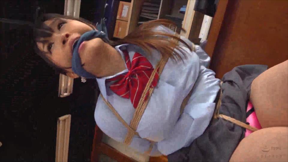 会社の女子社員たちがやたらと見せつけてくるムッチムチの黒ストッキングエロ尻にたまらず鬼[不可描述]してしまったボク、誘われるがままに社内でハメまくり金玉スッカラカン！ 黒のビジネススーツとストッキング。正装だからこそのいやらしさ。女性社員が会社で僕を挑発してくる天国と地獄。我慢しつつも[不可描述]の止まらない僕は、黒ストッキングの太もも、はちきれんばかりのスカートの桃尻とパン線に一線を越えてしまった。歯止めの利かなくなった僕と、僕をもて遊ぶ女性社員。5人の女性に犯される[不可描述]。これはハーレムなのか、それとも性奴隷なのか。ま、気持ち良ければイイか！！<br><span style='color:#b0b0b0;'>[隐藏文字，购买后可见]</span>