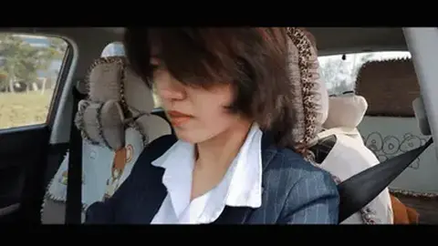 【半岛束艺台】【海语】【苏心】YT1025 丹麦定拍：不耐烦的司机 1 路怒症患者海语被缓慢的路人挡住了去路，打开车窗就开骂，谁知路人亮出证件后......倒霉的海语开启了悲催的一天。<br>注：本台已启动半岛居民入驻计划，详情请关注本台主页https://linzijun.app/@BDTV<br>半岛居民除享有岛中不断更新的作品外，凡一次性购买6个月以上“大岛计划”的岛民享有半年一次的免费无版权定拍及免费现场活动（需政审）权利。<br><br>★★★解压密码：<br>peninsula2018<br>修改后缀名mp4，勿在线观看<br><br><br>【半岛束艺台】不做精品只做生活，用镜头记录最真实的绳艺，纯净捆绑，健康游戏！为每一个热爱捆绑的朋友展示最纯粹的绳艺，为每一个客户用心打造属于您的专属作品。<br>本台主页：https://linzijun.app/@BDTV<br>联系方式：QQ2245148409/微信peninsulastudio/推特Twitter@PeninsulaBound<br>业务咨询秒回，闲聊看心情，色情勿扰。<br>