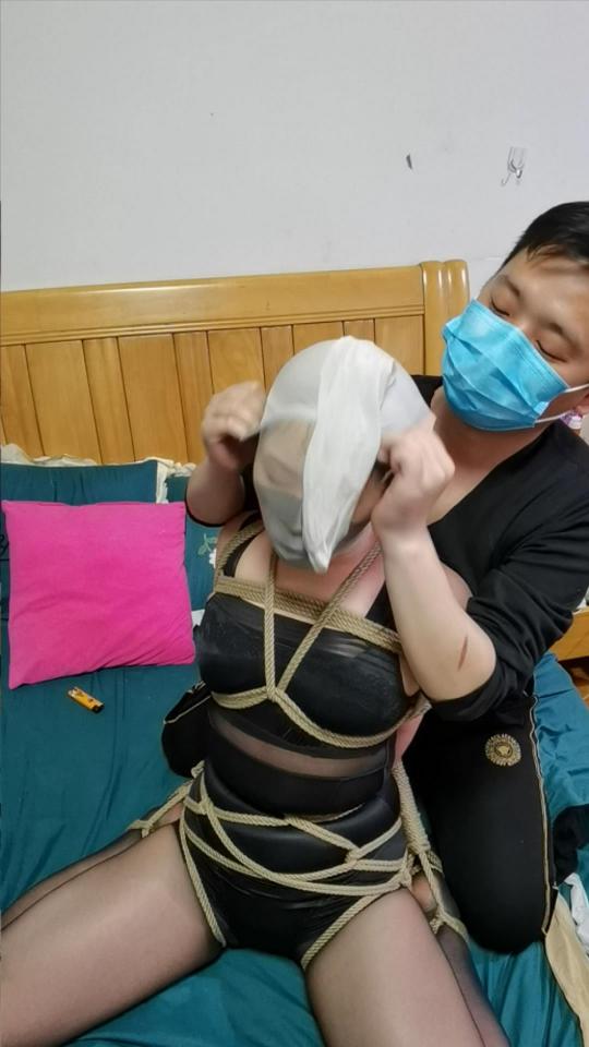 第35弹、出差小半月半夜回家一顿骚操作（驷马挣扎篇）喜欢挣扎的可以一看 片名:0416<br>时间:53分<br>大小:1.9G<br>格式:zip 7z建议使用360压缩解压<br>失效站内信联系我<br>请勿百度云在线解压或观看<br>解压密码3119782105<br>到家都半夜了媳妇还没睡<br>嘿嘿、手早痒痒了、<br>天气有点小热起来丝袜一套<br>再加上小半月没绑了<br>挣扎起来很燥热<br>越挣扎越热这傻妞不知道咋的<br>挣扎的老厉害了<br>貌似还有点小生气<br>但是吧、碰到棒棒就特别的安静了<br>最后的嘴里一嘴都是<br>硬塞上口球<br>（当然过程没有自行想象哈）