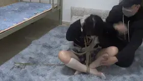【雨涵工作室】又被欺负了 居然盘腿绑我 拉股绳！！和我有仇 我的屁股都快露出来了 居然还把我拖回来继续欺负  【雨涵工作室】交流QQ：2631394119，定拍定文原味都可以找我~找我~谢谢大家！好吧，本来不想再来找我哥（新月工作室的月老狗）学习了的，但无奈我经验不足，只能认怂，这家伙变本加厉了！封我的嘴，蒙我的眼，绑我盘腿还拉股绳，用力甩！我都走光了。可这家伙越来越过分！！最后气垫梳都用上了，还逼我认错，我哪里错了？对，我错在不应该来找你！你就是故意绑起来欺负我的！