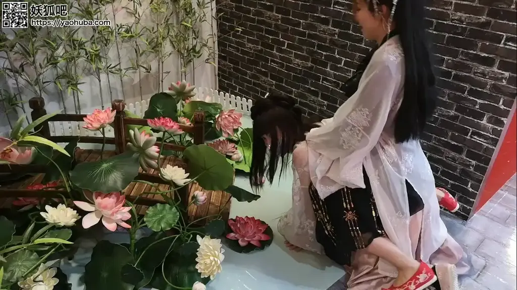 【汉服COS】汉服COS美少女女体家具互虐互骑  【汉服COS】汉服COS美女家具互骑 元宵节的定拍 拿出分享<br>Luna姐妹授权出售 定拍定制qq2706147847