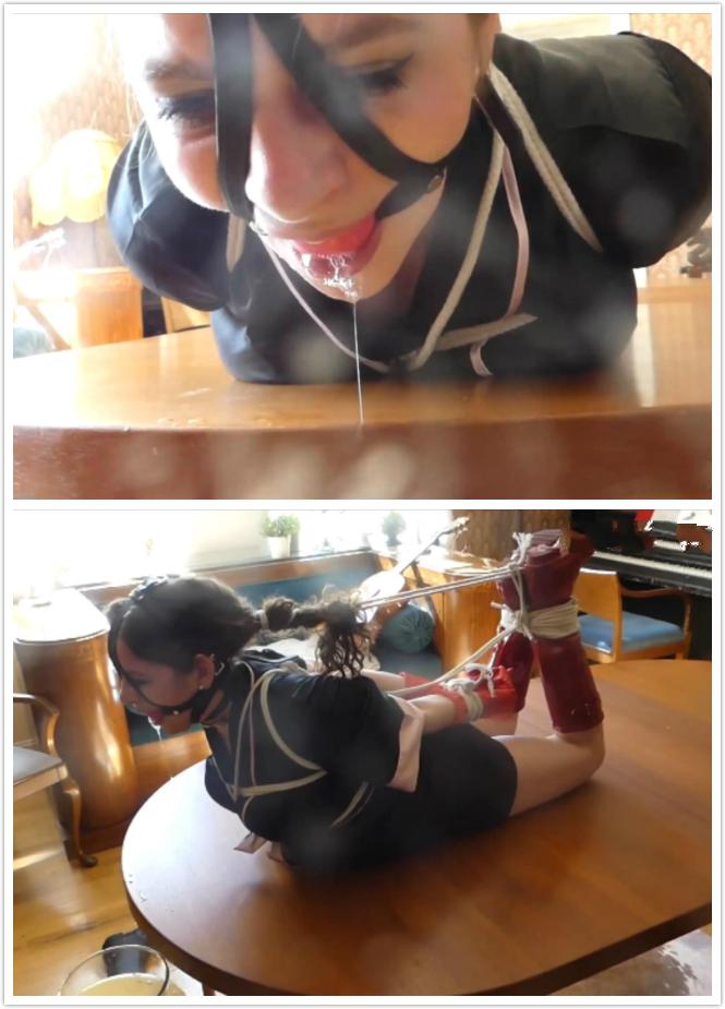 MARIA HAIRPULL RUBBERBOOT SALIVA CLEANING 如果你喜欢橡胶，雨衣和束缚，这是给你的。玛丽亚穿着晨衣和绷紧的绳子。红色高光泽猎人橡胶靴和红色的球塞住安全带。最重要的是：红色厨房橡胶手套。-欢迎来到雨衣天堂…。。还有什么比把她绑在桌子上，让她在玻璃碗里流口水更好的呢。每四分钟就有更多的绳子加上一次……在第二部分，她被打了一巴掌，因为她流了一点点口水，她要用嘴唇上滴下的唾液清洗自己的胶靴，然后用塞满子弹的嘴擦亮If you love rubber, rainwear and bondage this is for you. Maria in just her dressing gown and tight ropes. Red high gloss Hunter rubber boots and a red ball gag harness. And to top it off: Red kitchen rubber gloves. - welcome to rainwear heaven….. And what better to do than putting her hogtied on the table and her to drool down in glass bowl. No Lunch till its filled and more rope added every four minutes.....In the second part she receives some slaps on the butt for as she drools to little and is to clean her own rubber boots with the saliva dripping from her lips and polish them with her ballgagged mouth<br><br><span style='color:#b0b0b0;'>[隐藏文字，购买后可见]</span>